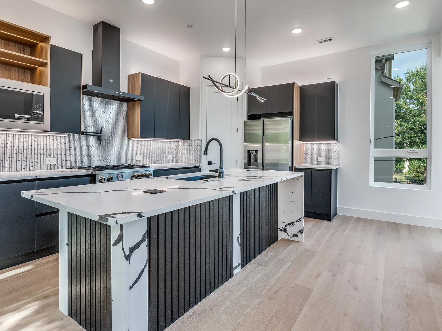 2 bed, 2.5 bath, 1935 sqft, $3,995 — Photo 3