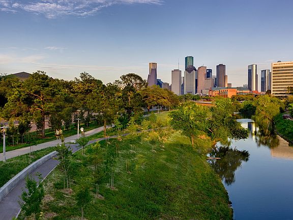 Buffalo Bayou Park is just a mile away.