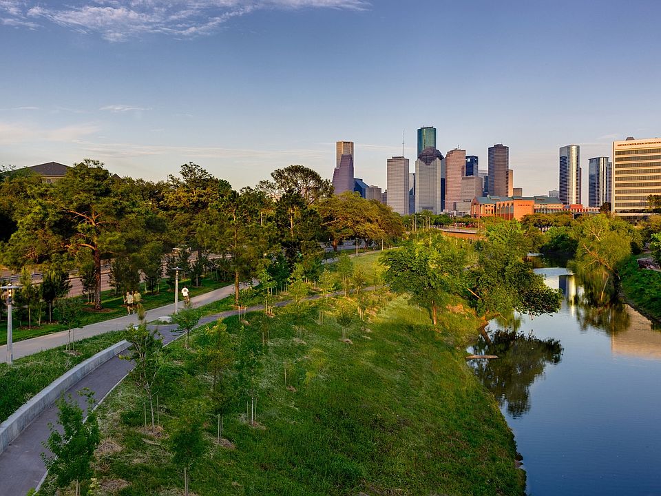 Buffalo Bayou Park is just a mile away.
