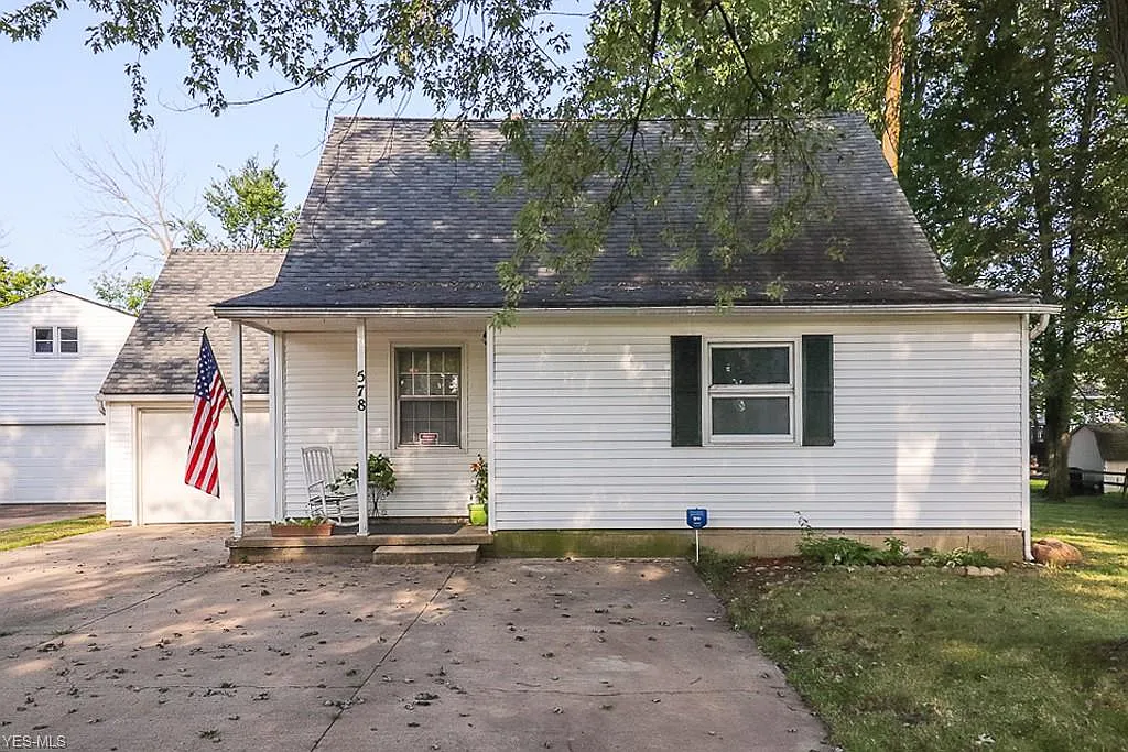 578 Oakwood Ave photo 1