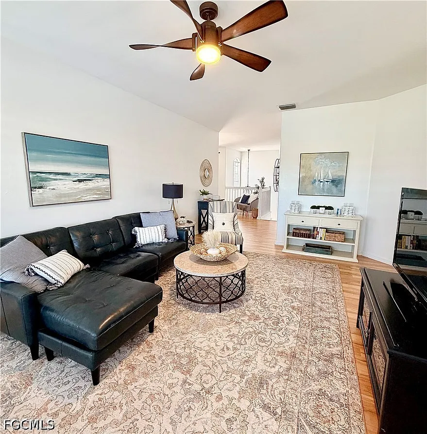 3 bed, 2.0 bath, 1760 sqft, $2,700 — Photo 2
