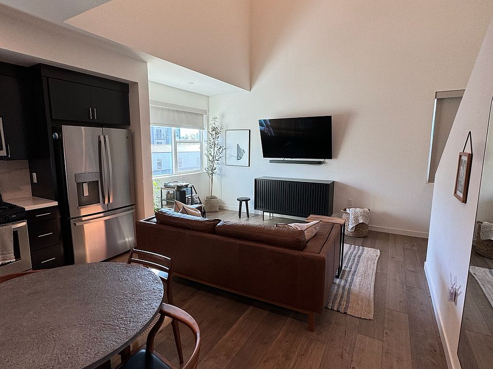 Living area with 4K Smart TV