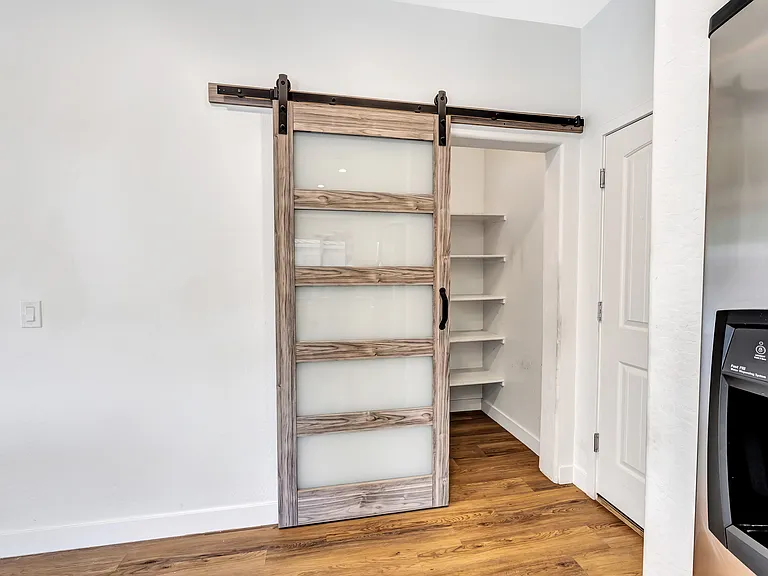 861 W Love Rd — Photo 10