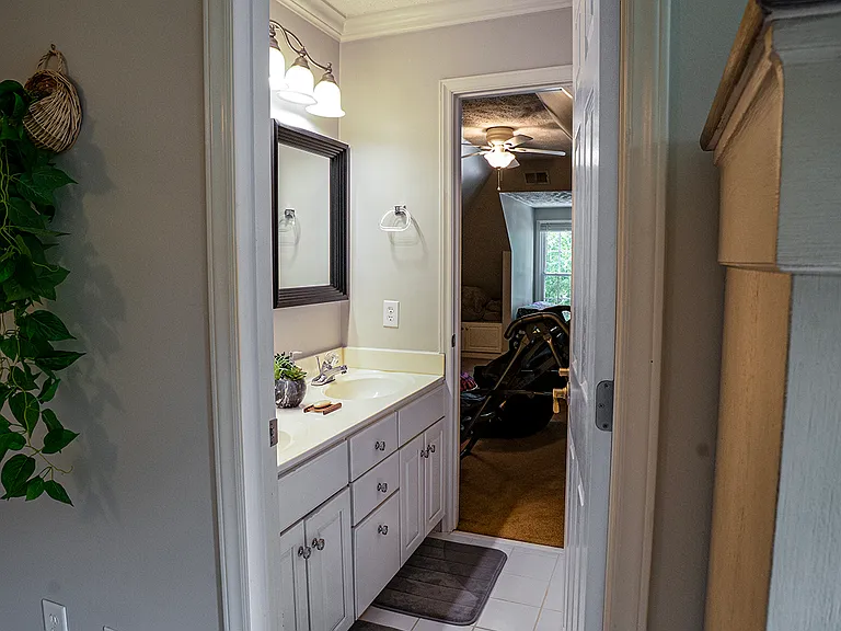 6028 Iverleigh Cir — Photo 32