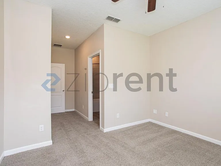 2116 Amberly Dr — Photo 6