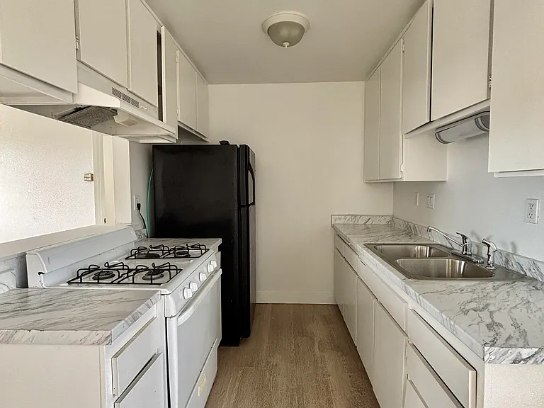 1401 W 169th St #21 — Photo 2