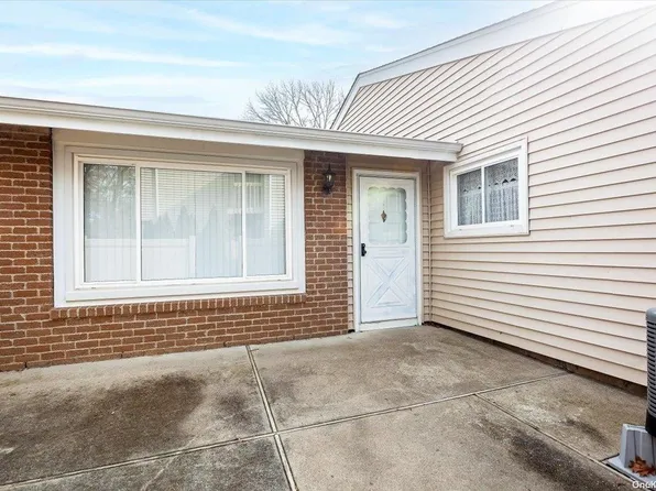 215 Springmeadow Drive #E, Holbrook, NY 11741
