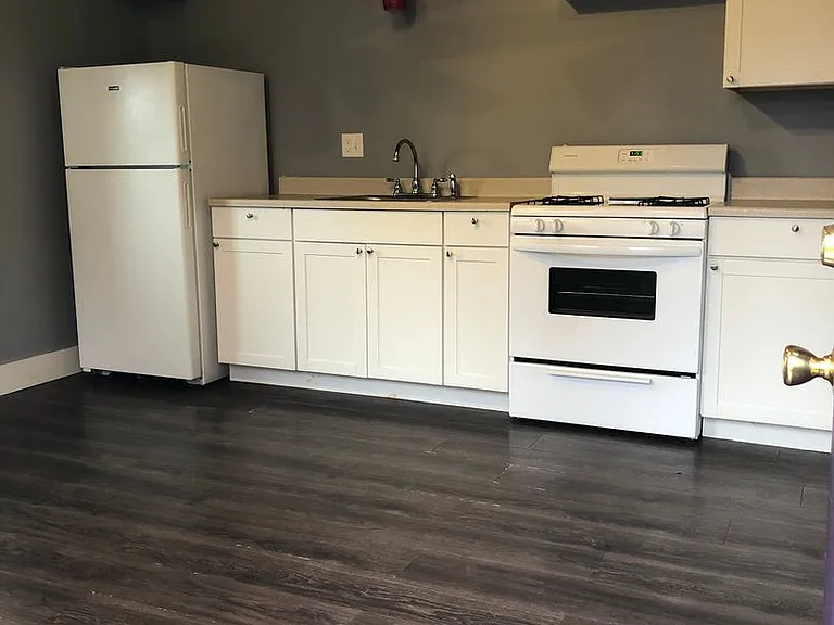 531 W King St — Photo 4