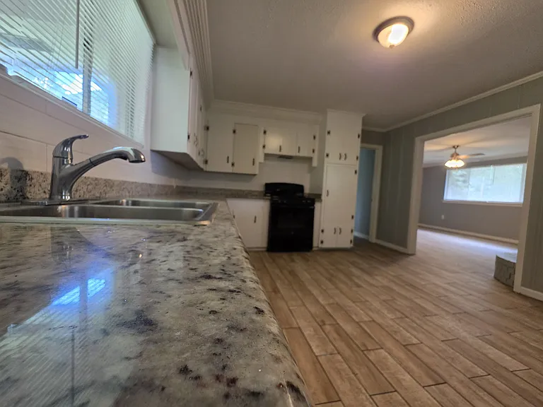 2409 N Day Dr — Photo 3