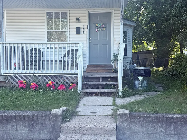 103 E Main St — Photo 1
