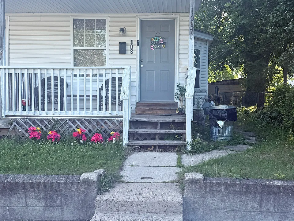 103 E Main St