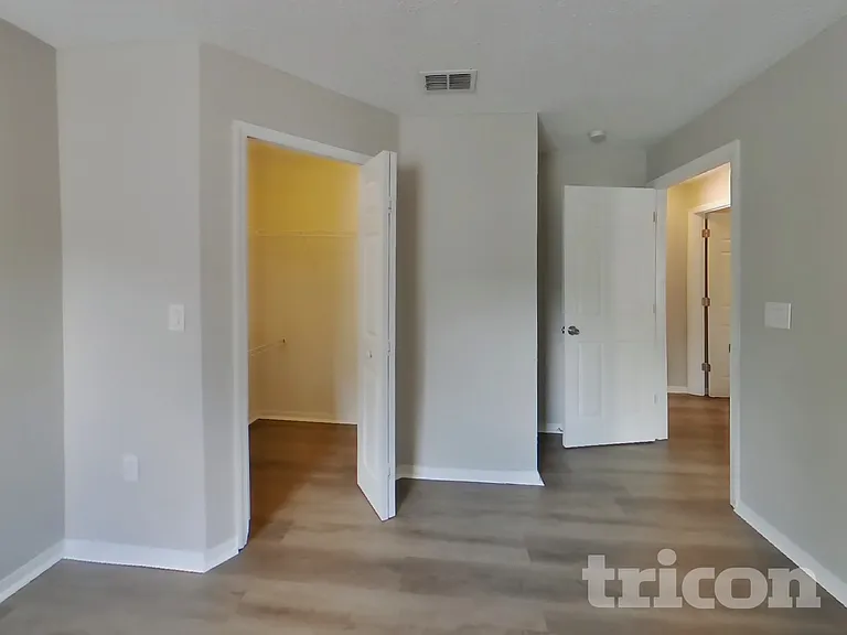 1044 Darlington Ct — Photo 12