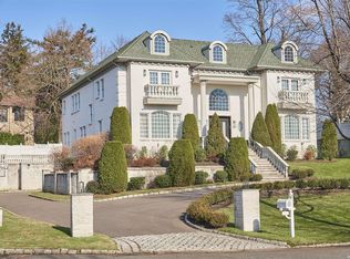 2 Boxwood Way, Manhasset, NY 11030