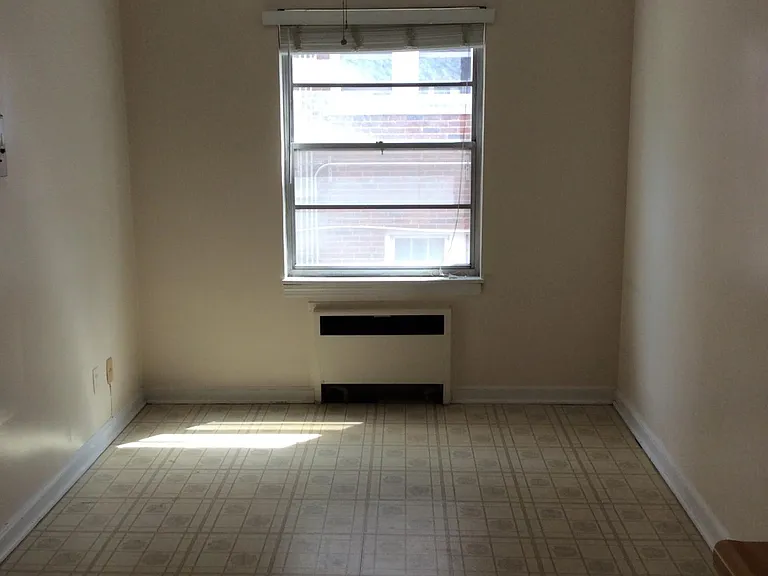 Eating space with ceiling fan