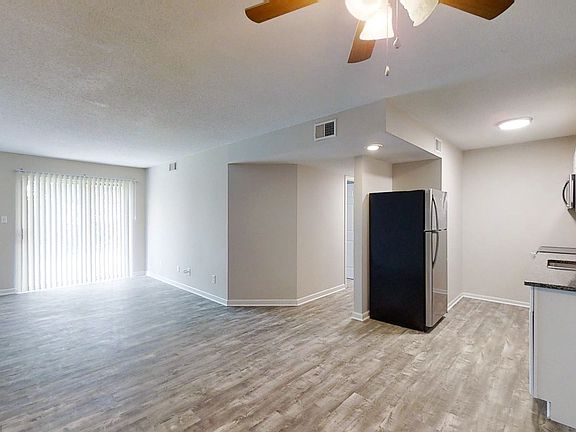 4th image of 900 E Grand Ave APT 105