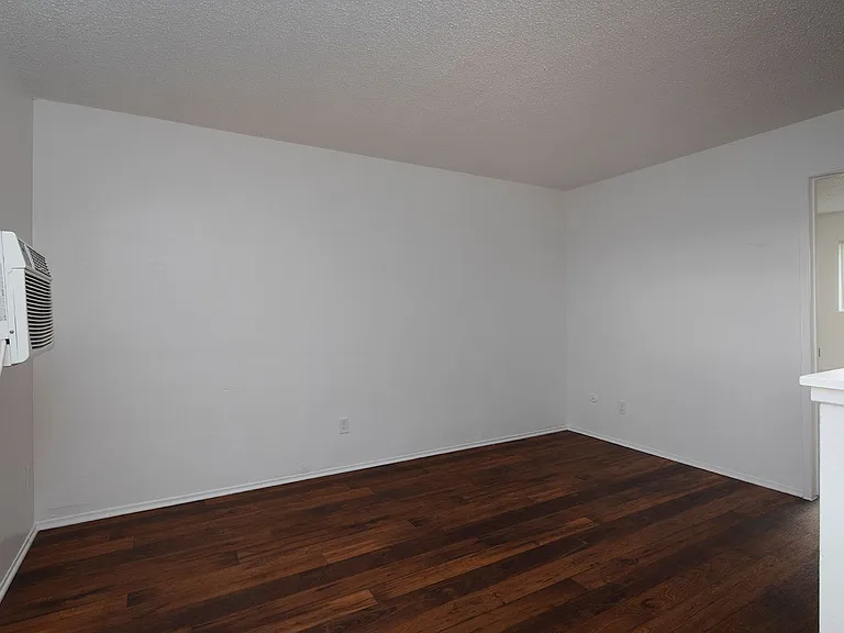 Aztec Pacific Apartments — Photo 27