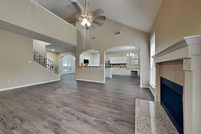 4 bed, 2.5 bath, 2718 sqft, $2,600 — Photo 3