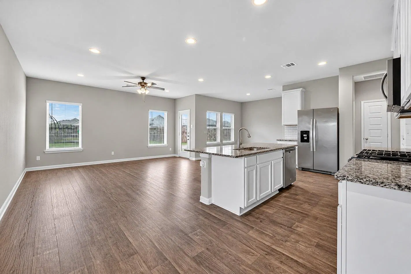 4 bed, 2.5 bath, 2378 sqft, $2,800 — Photo 3