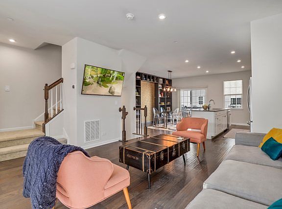 3rd image of 43 Nicholas Dr E