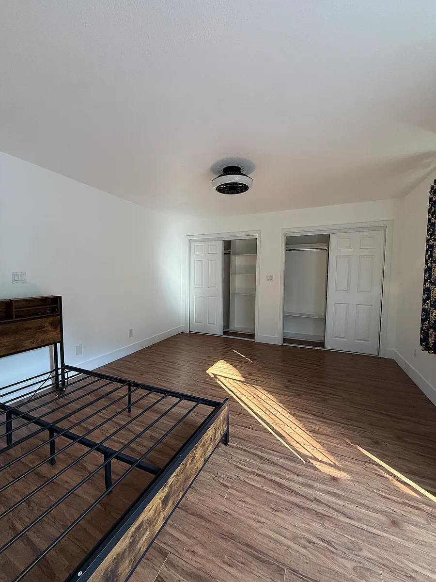 Building Photo - 2036 E Knopf St #3
