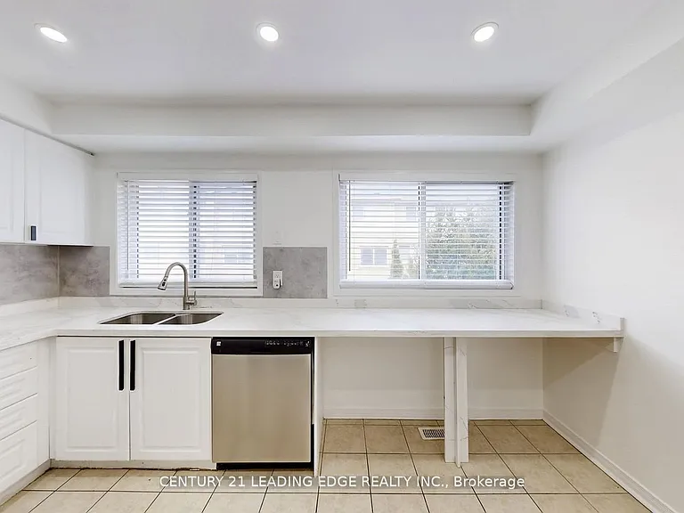38 Rumi Cres — Photo 6