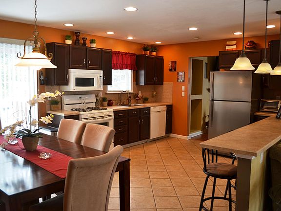 5th image of 704 Meadow Ln