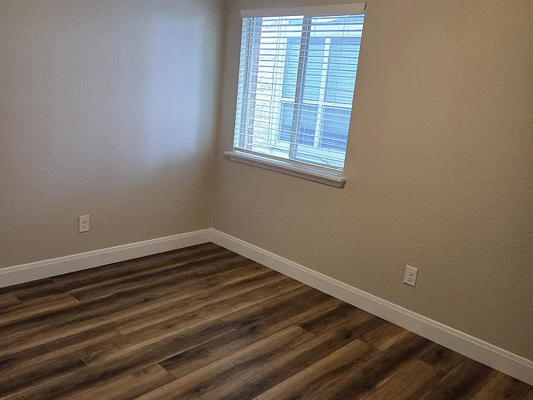 5202 Dauphin Dr — Photo 23