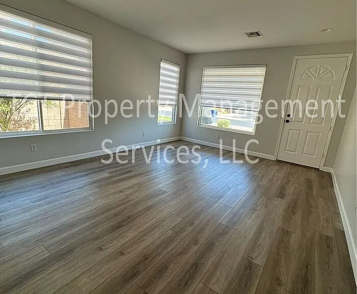 4216 E Oxford Ln — Photo 2