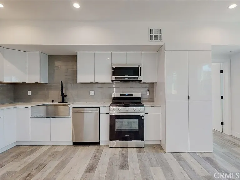 236 N Burlington Ave — Photo 15