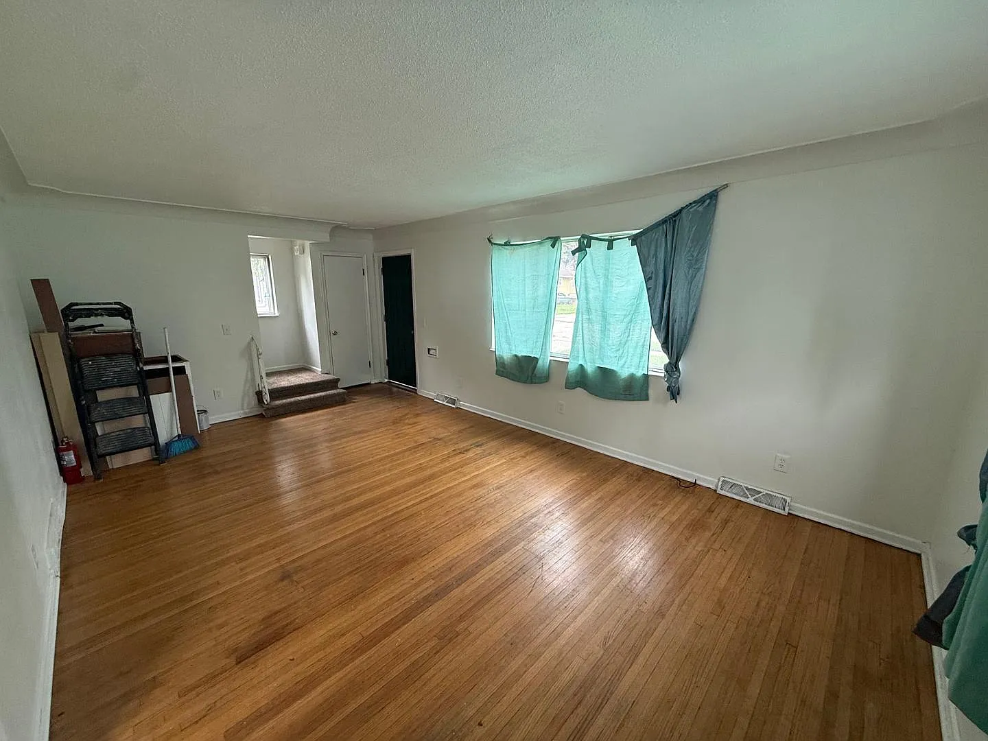 3 bed, 1.0 bath, 1176 sqft, $1,200 — Photo 3