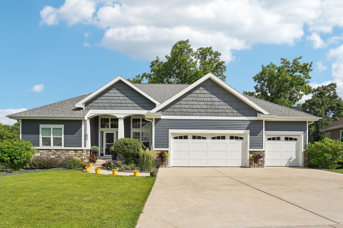 Maple Dr-S2706-001.jpg