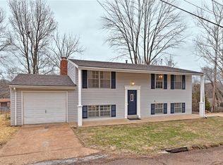 1027 Woodland Trails Dr, Fenton, MO 63026
