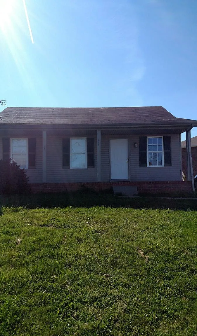 3 bed, 1.5 bath, 942 sqft, $1,200 — Photo 1
