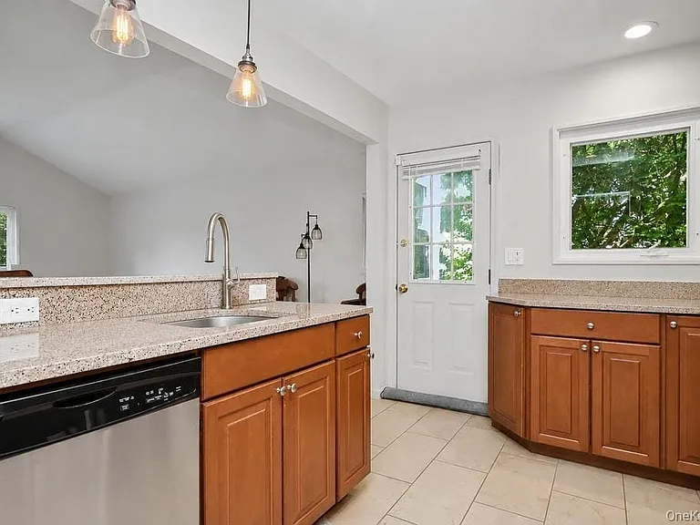 7 Tudor Pl — Photo 7