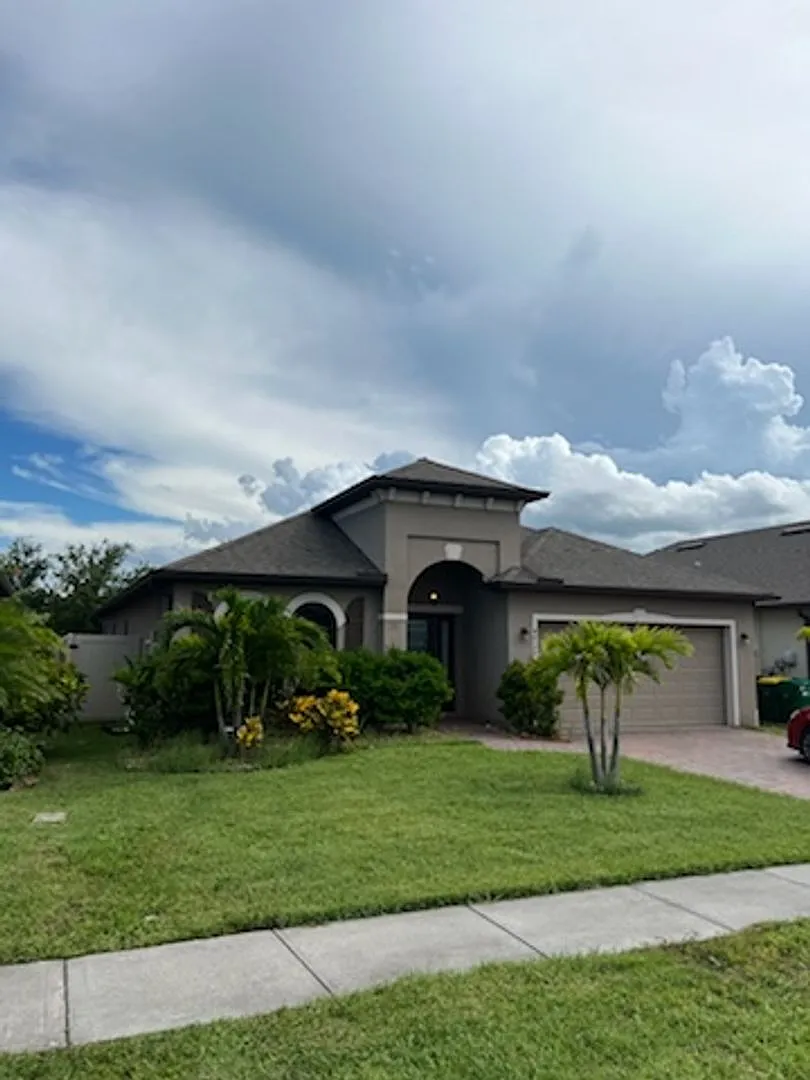Sawgrass Lakes Home — Photo 1