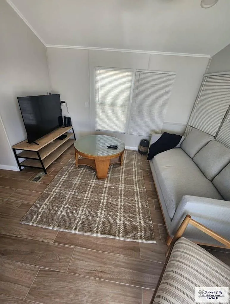 1 bed, 1.0 bath, 384 sqft, $2,500 — Photo 3