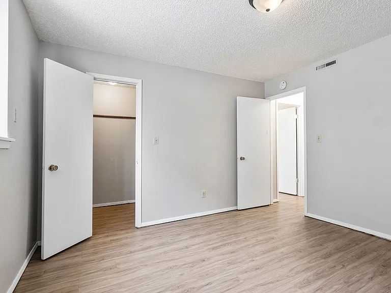 Leavitt Park Apartments - Waterloo, IA — Photo 3