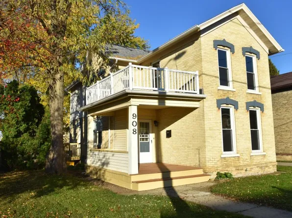 908 S 3rd St, Watertown, WI 53094