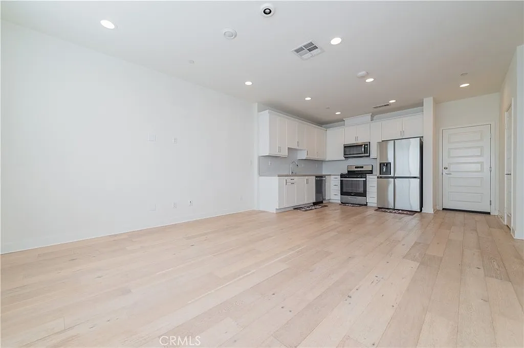3 bed, 2.5 bath, 1570 sqft, $3,150 — Photo 3