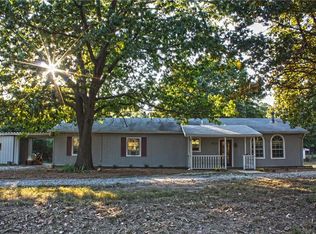 9735 S Pleasant Valley Rd, Gentry, AR 72734