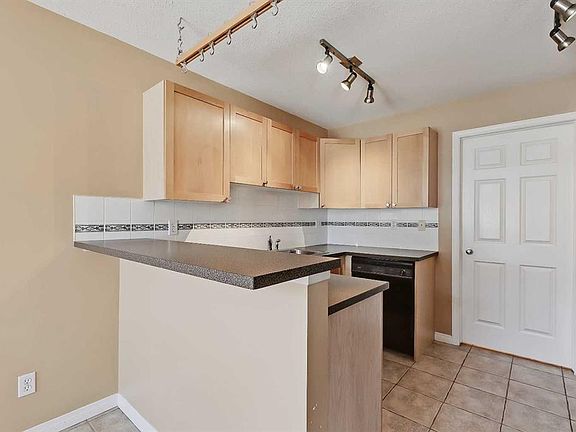 5th image of 40 W Simcoe Pl SW