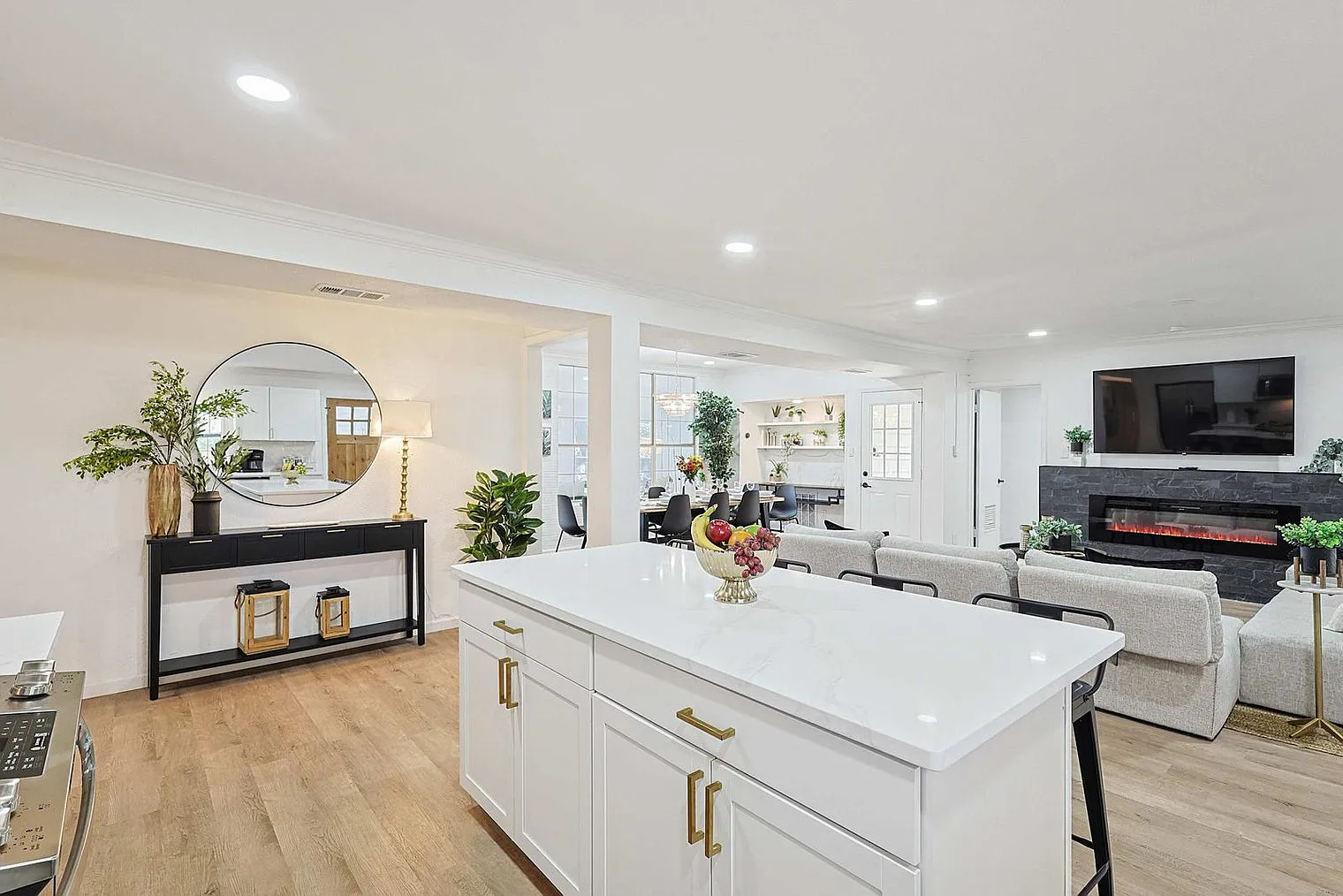 6 bed, 5.0 bath, 3519 sqft, $11,196 — Photo 3