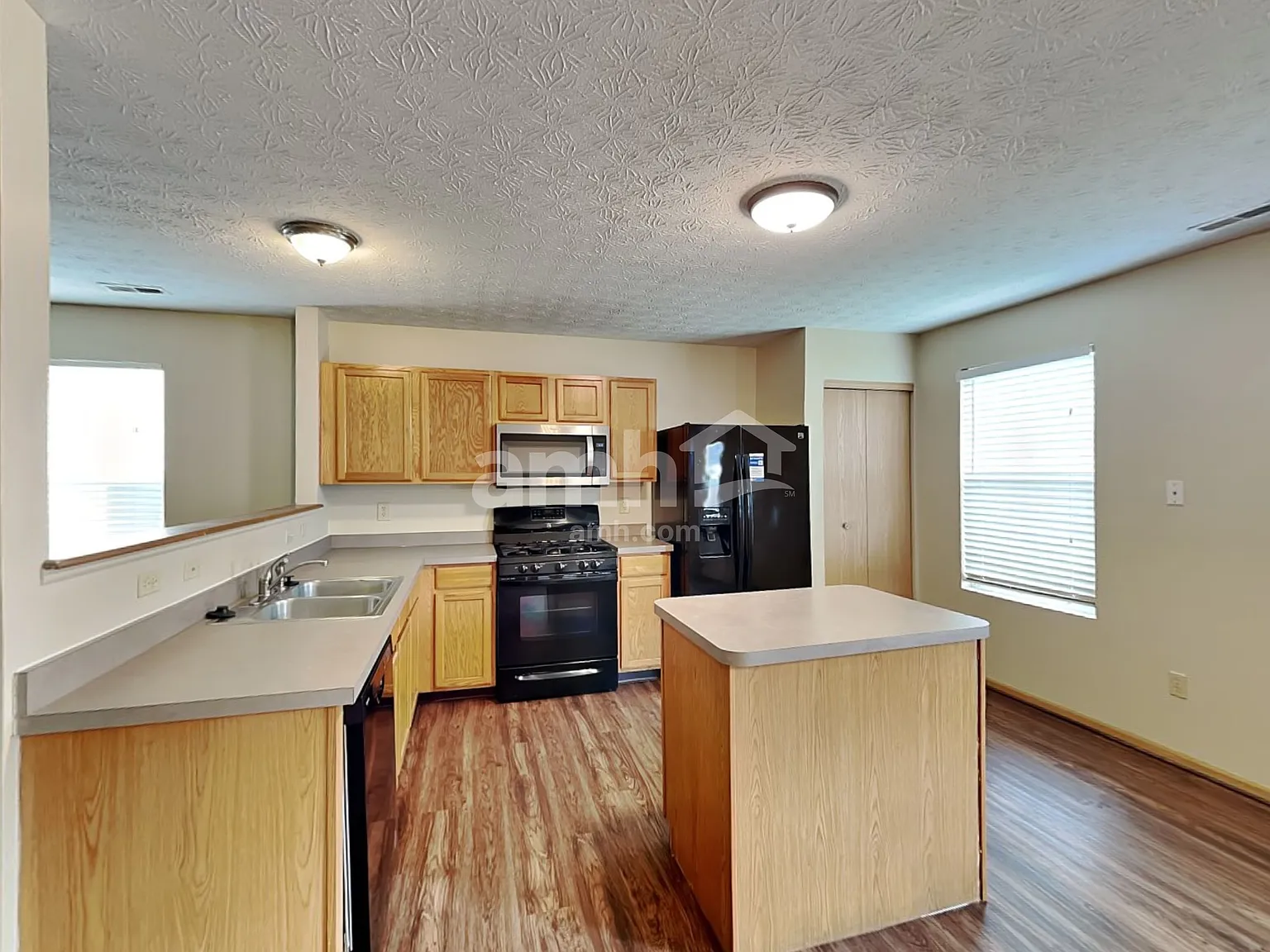 4 bed, 2.5 bath, 2352 sqft, $2,650 — Photo 3