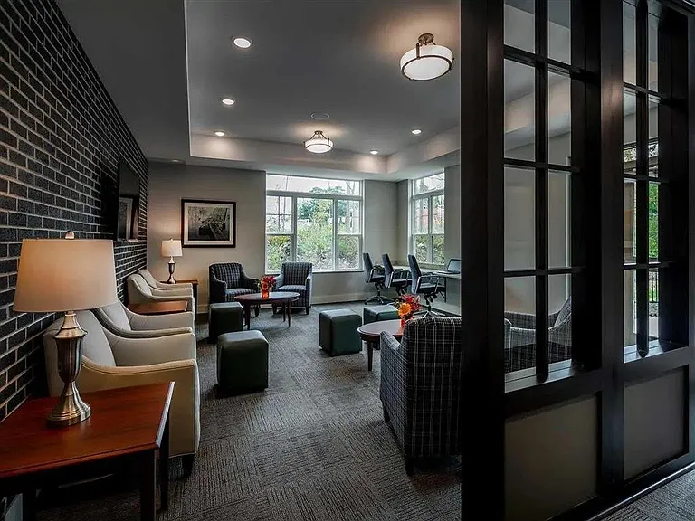 Oaks of Shorewood Apartments — Photo 17