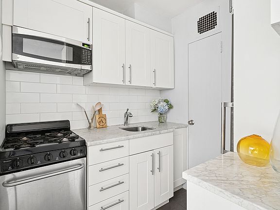 4th image of 150 E 61st St APT 8K
