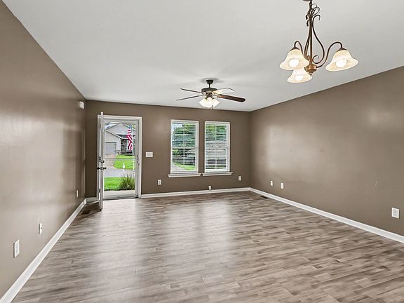 5th image of 209 Woodsong Ln