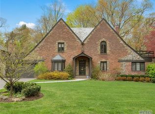 155 Aldershot Ln, Manhasset, NY 11030