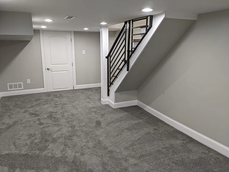 922 Catharine St — Photo 32