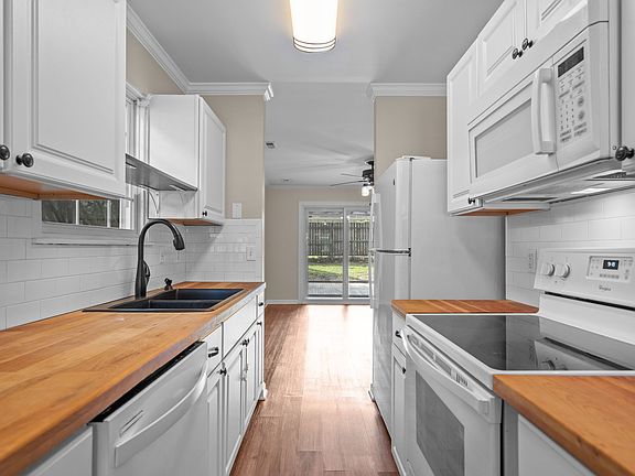 Look at that farmhouse kitchen