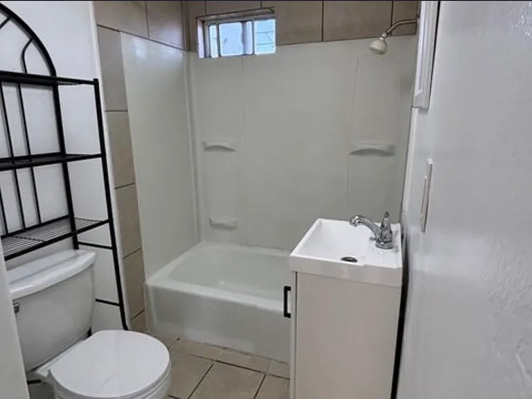 304 Clyde St #B — Photo 7